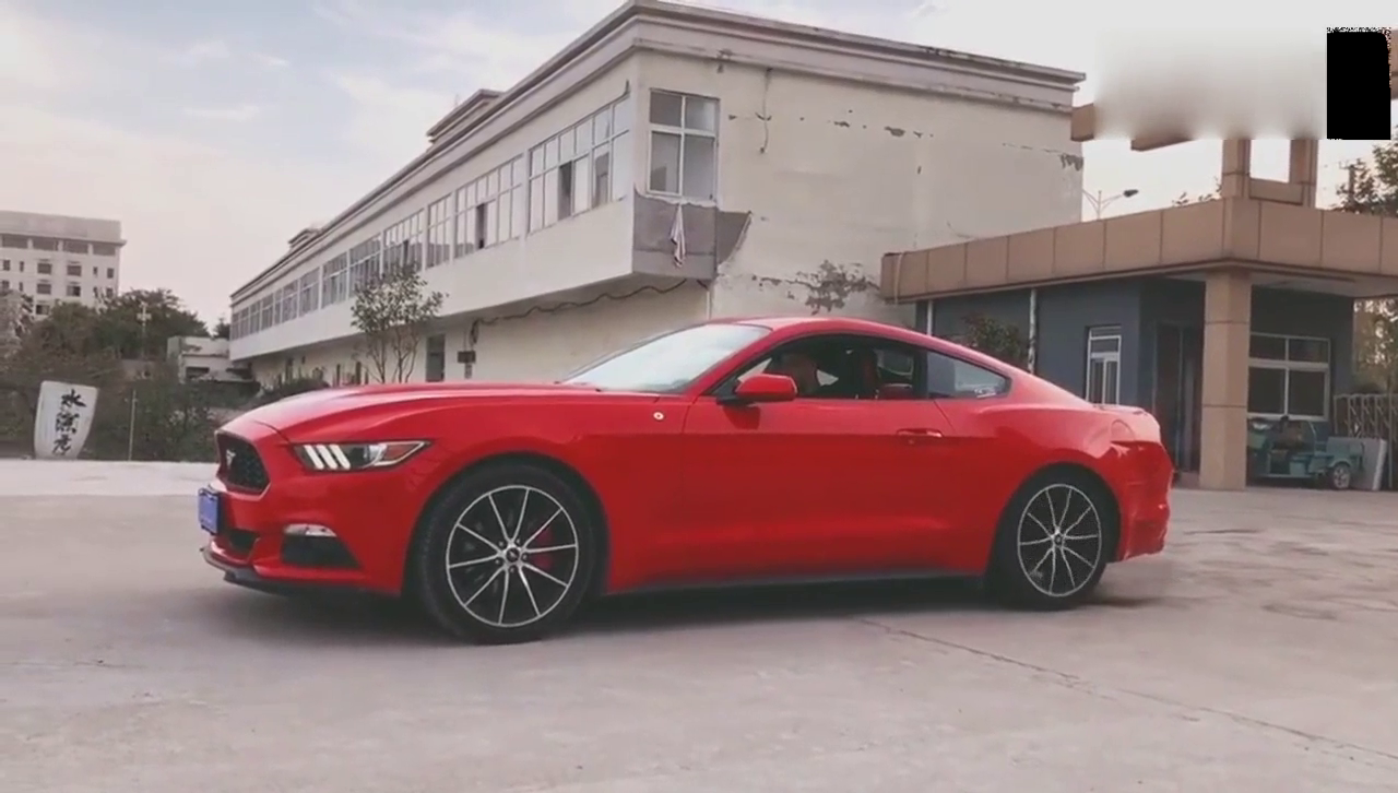 野马跑车烧胎起步，真帅气