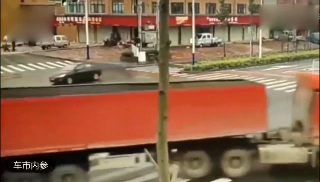大卡车闯红灯电动车躲避不及被压，妻子急得在一旁跺脚