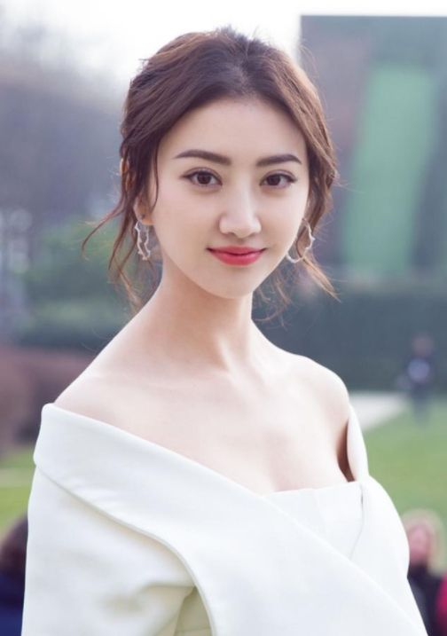 景甜的五张照片赏析,美女渭桥东,春还事蚕作!
