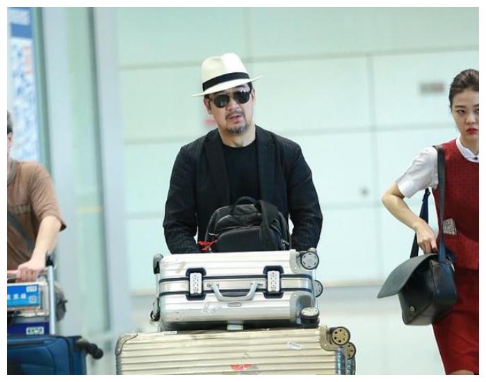 张国立和邓婕夫妻亮相，保镖和空姐陪护，派头十足邓婕雍容高贵