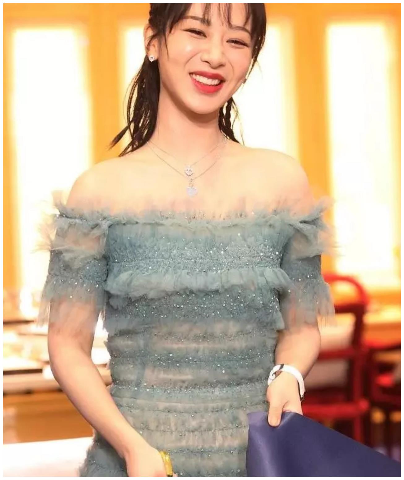 杨紫穿绿色抹胸蛋糕裙现身，化身小仙女，笑容温暖动人