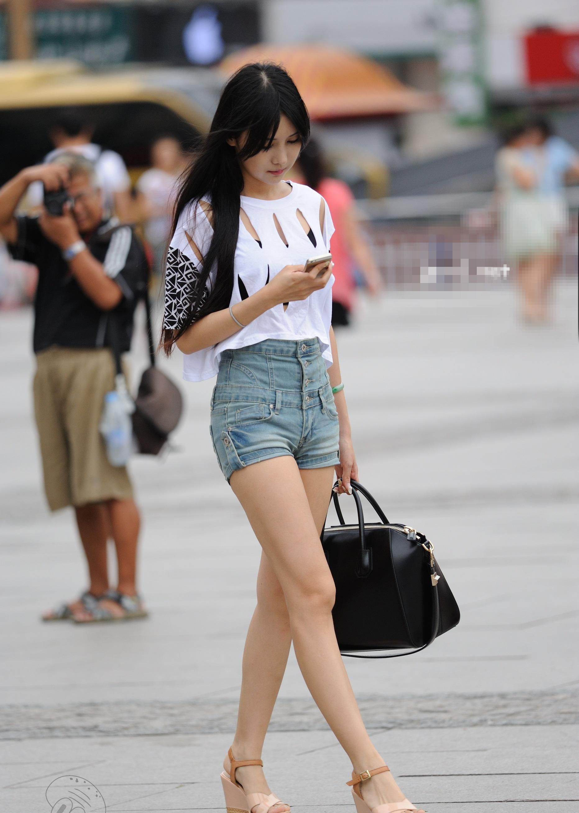 街拍：美女抬太高了，露点了！|露点|街拍|美女_新浪新闻