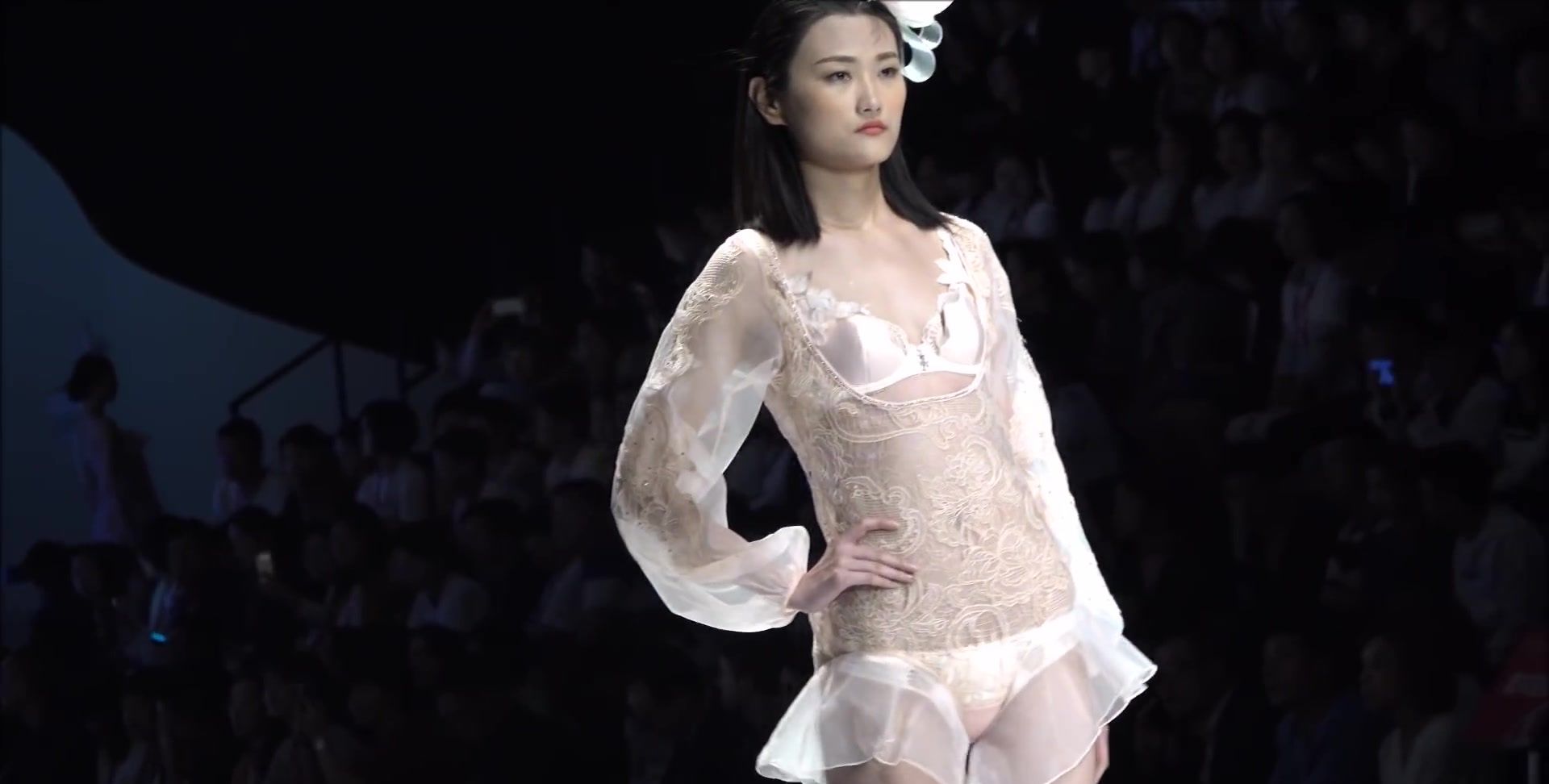 内衣时装秀:魅力超模尽显妩媚,尽显火辣的身材!