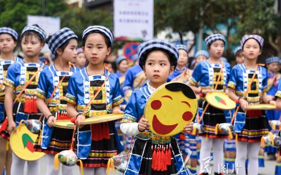 4月6日,在贵州省黔西南州布依族苗族自治州望谟县,小朋友参加巡游.