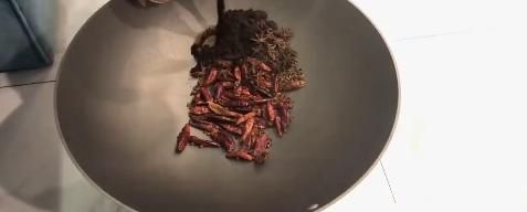 重庆美女学霸推出“老火锅泡脚”!受到广大消费者好评