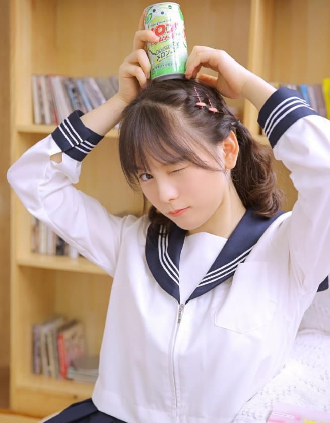 少女人像摄影:水手制服美女,大眼小嘴满脸胶原蛋白,十分吸眼