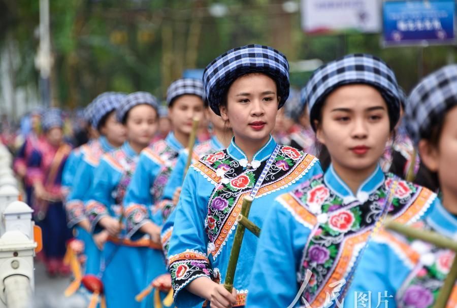 4月6日,贵州省黔西南州布依族苗族自治州望谟县少数民族群众参加巡游.