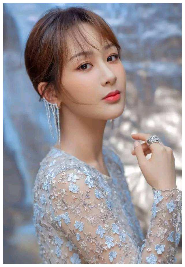杨紫穿绿色抹胸蛋糕裙现身，化身小仙女，笑容温暖动人