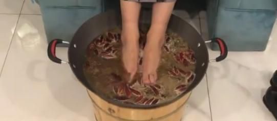 重庆美女学霸推出“老火锅泡脚”!受到广大消费者好评