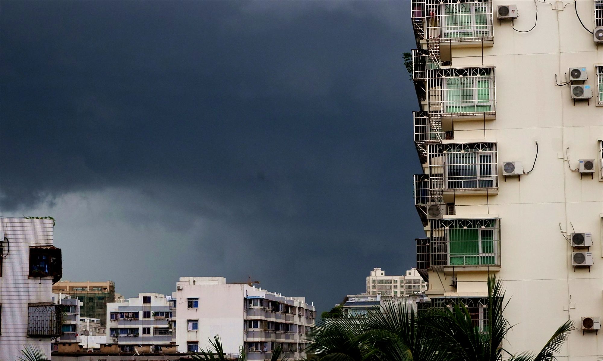 椰视频 | 海口暴雨前出现“乌云压城”奇观-新闻中心-南海网