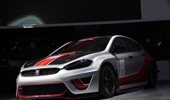 菲亚特赛车炫酷的外表，前后翼搭配减少阻力，很有派头