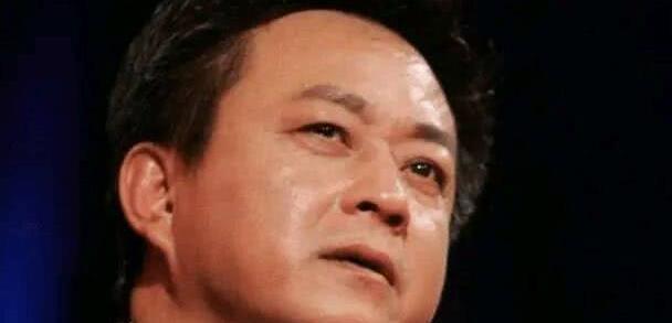 还记得主持一哥朱军吗？因“犯错误”离开央视，今过得怎么样！