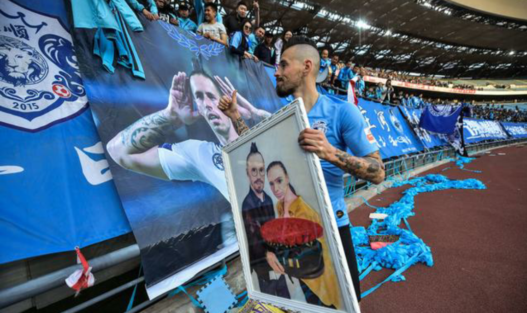 大连一方外援哈姆西克赛后收到主场球迷的礼物