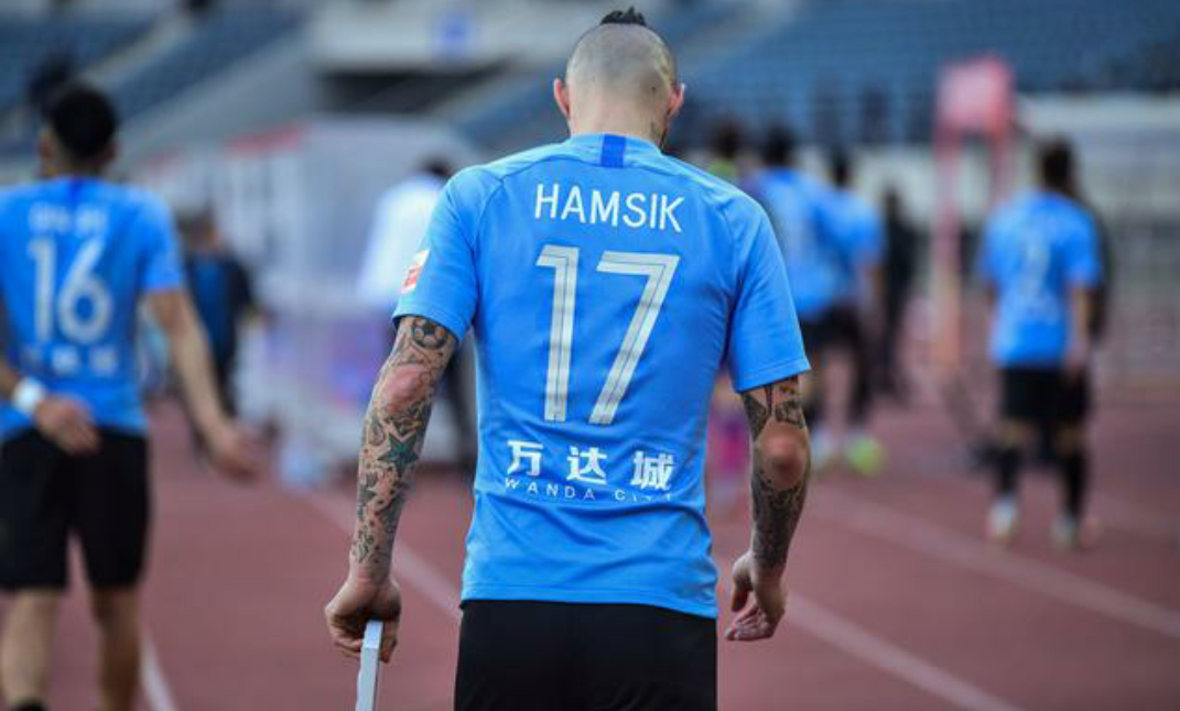 大连一方外援哈姆西克赛后收到主场球迷的礼物