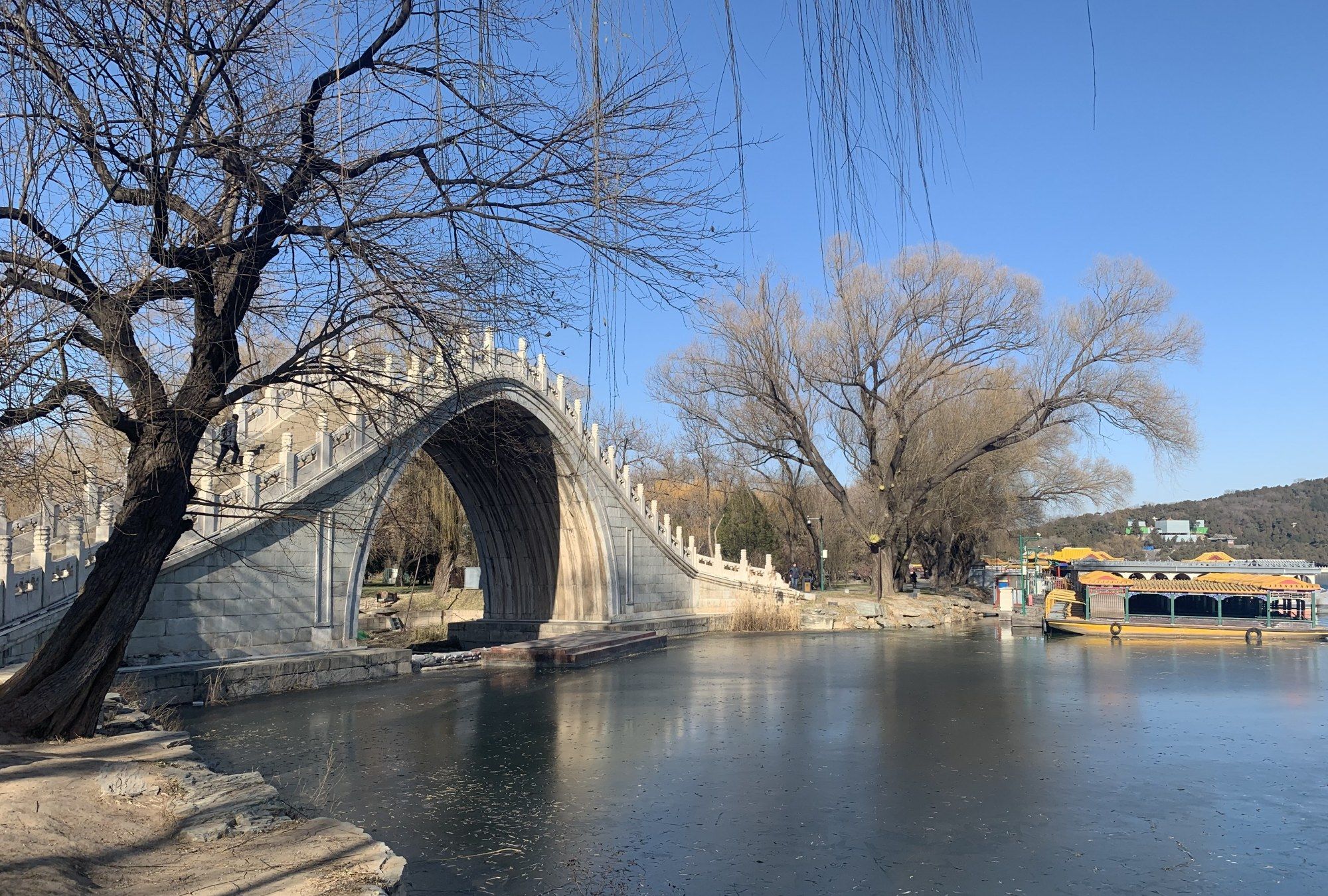 昆明湖上玉带桥旧名穹桥俗称驼峰桥