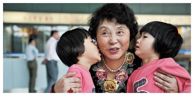 60岁生下双胞胎的盛海琳已后悔：“如果能重来，我不会要孩子！”