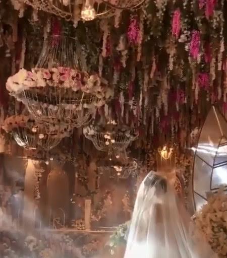 史上最浪漫婚礼现场,玫瑰组成了花海,网友:没百