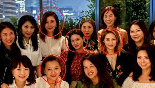 豪门贵妇合影，千亿媳妇徐子淇占C位，李嘉欣无奈站最后一排