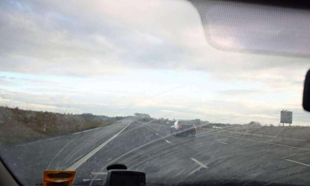 挡风玻璃总是刮不干净，用这个小蓝瓶可轻松搞定！