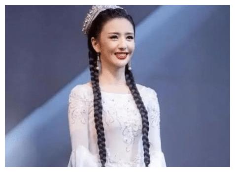 佟丽娅能有多美呢？ 她穿白色纱裙的时候，不愧是少数民族的姑娘