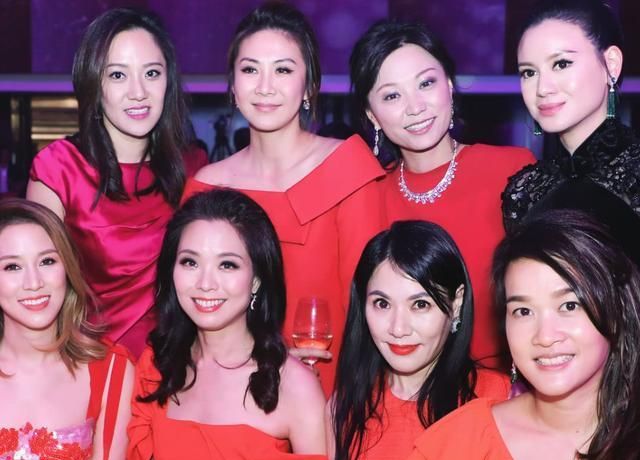 豪门贵妇合影，千亿媳妇徐子淇占C位，李嘉欣无奈站最后一排