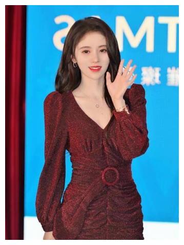 真服了鞠婧祎,155还敢穿长筒靴,不料却被她的"小鹿腿"圈粉