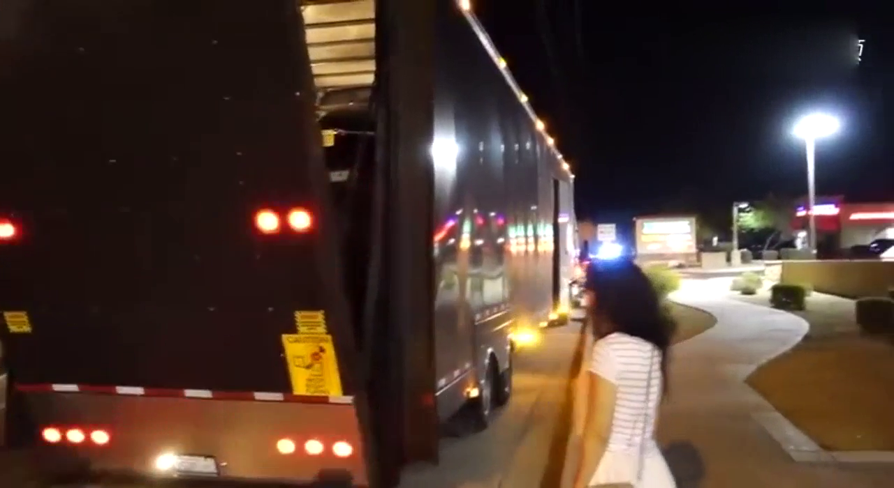 姑娘独家定制的奔驰S550跑车，打开车门那一刻，真心爱上了！