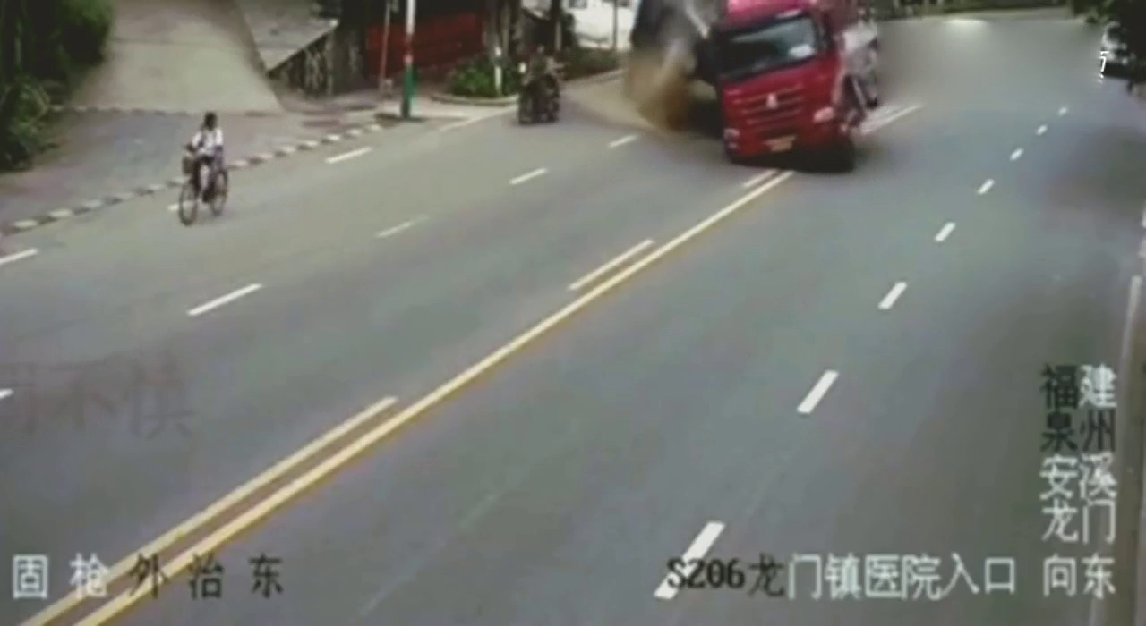 小车突然急转弯，大卡车宁愿扭成麻花，只为救他一命！