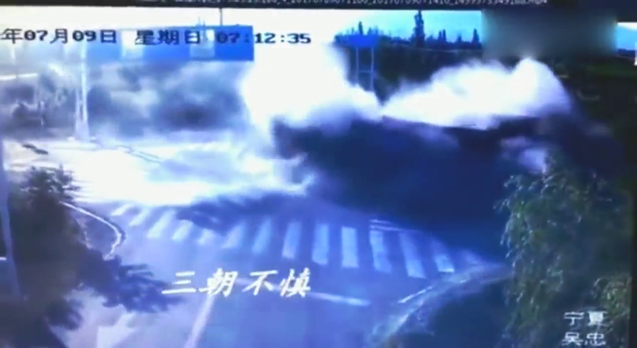 大卡车惯性闯红灯，瞬间撞烂大货车，也害死了自己！