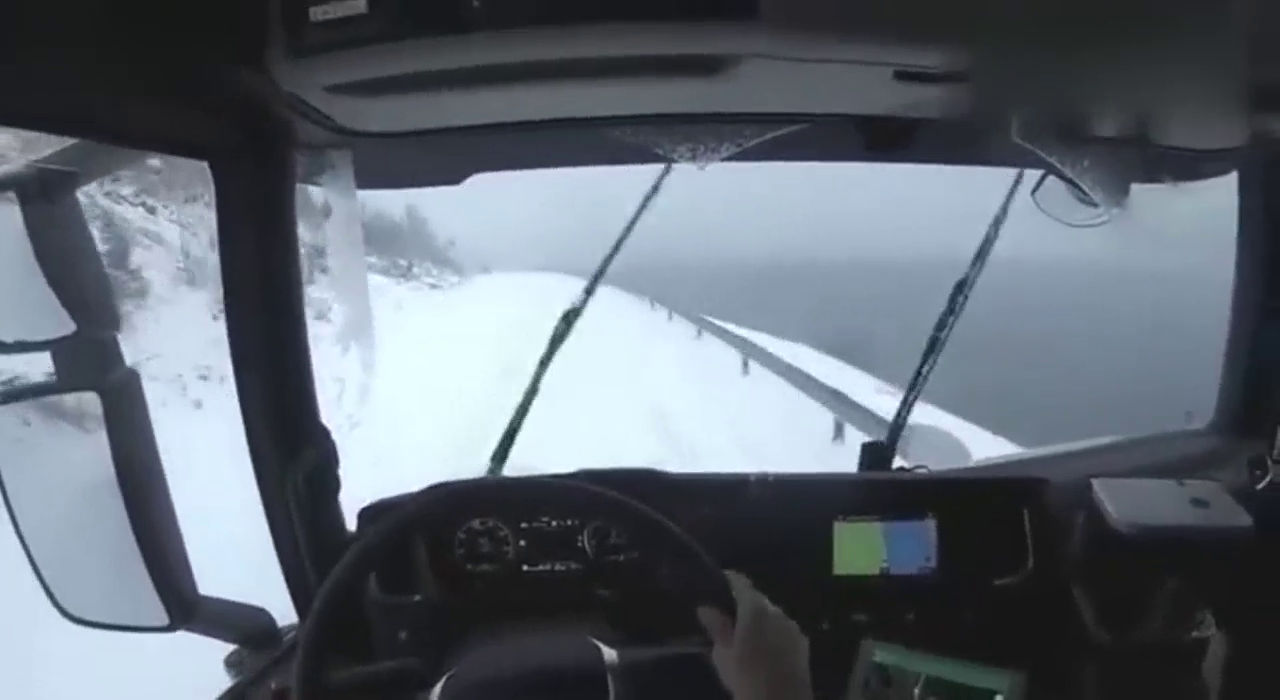 司机驾驶斯堪尼亚S520大卡车，车技真的是不一般！