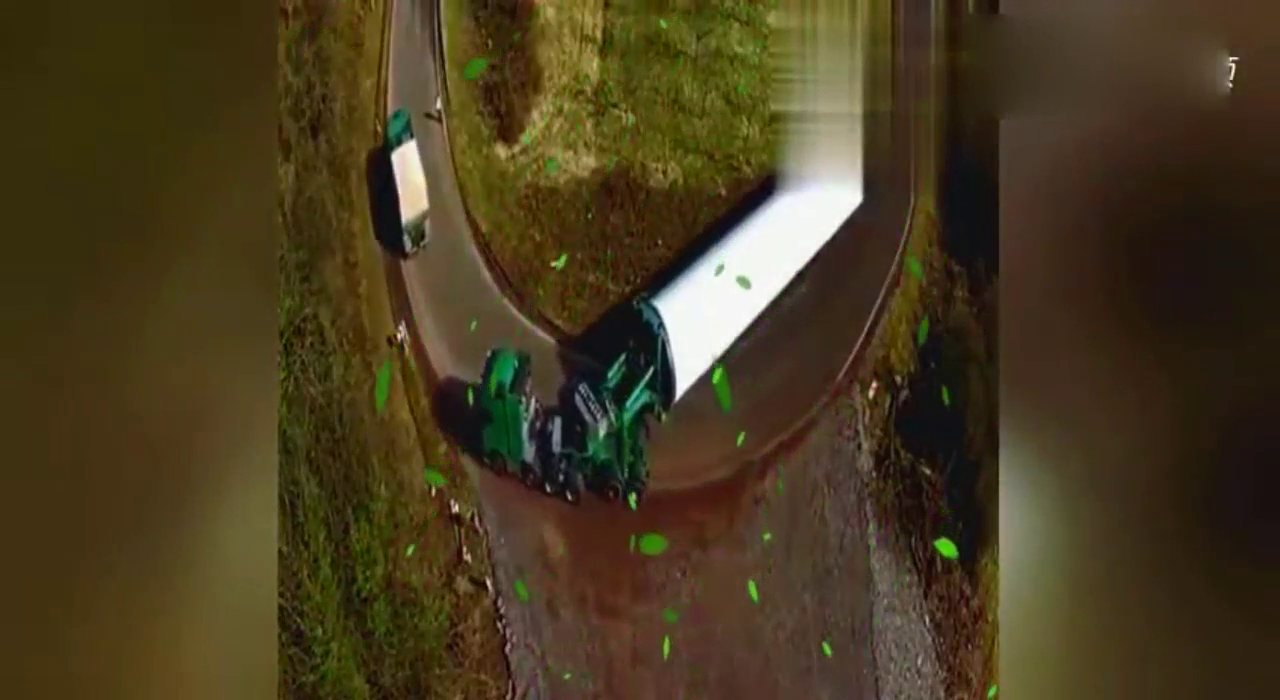 特别佩服这辆卡车司机的技术 没有三十年的驾龄是开不了的