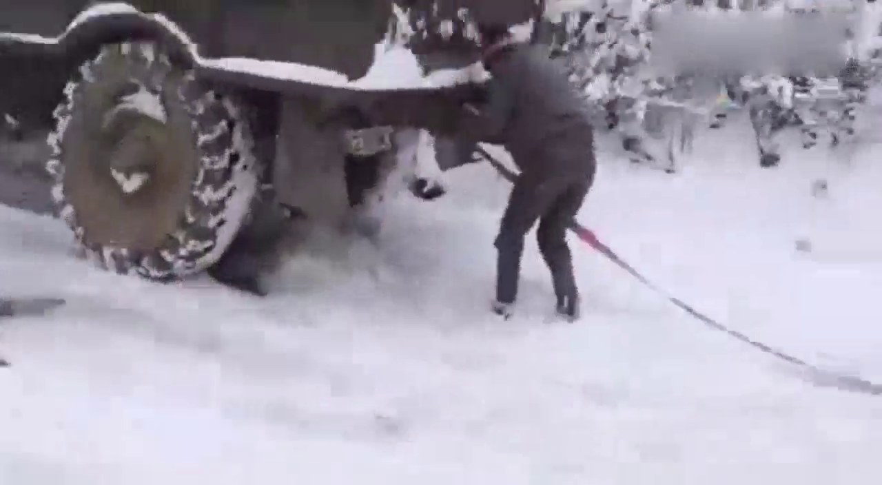 雪地救援面包车，这种粗重的活也只有这卡车能干了