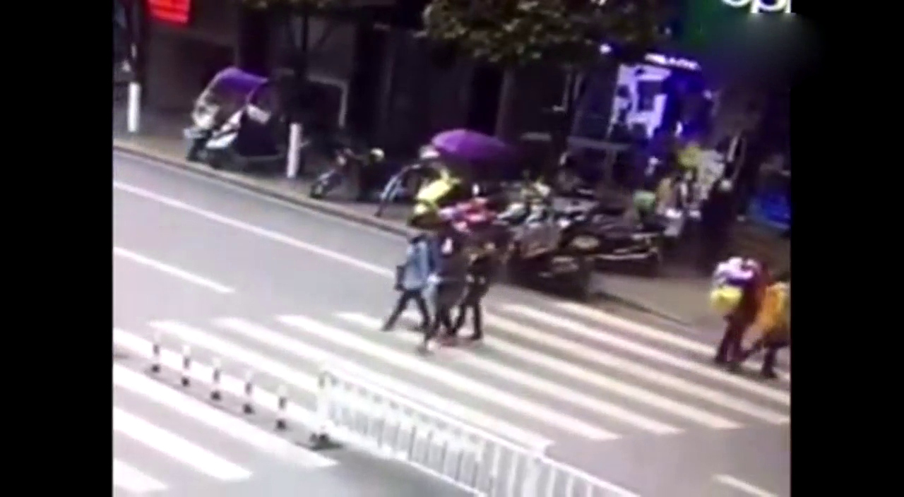 女子过马路突然掉头被出租车撞飞 看了监控才明白是活该