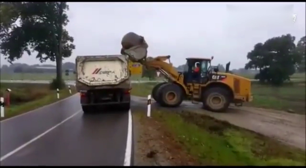 差点发生侧翻！卡车表示它拒绝装这么大的石头