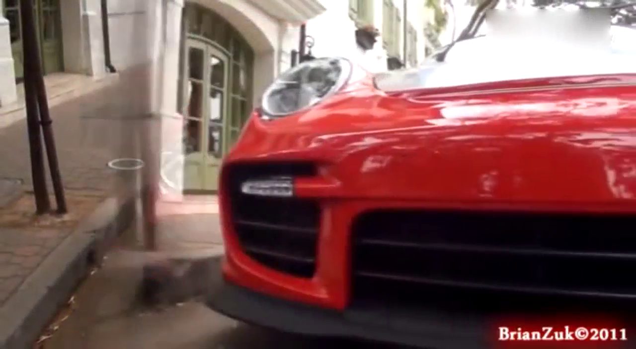 非常吸引人眼球，红色保时捷跑车！