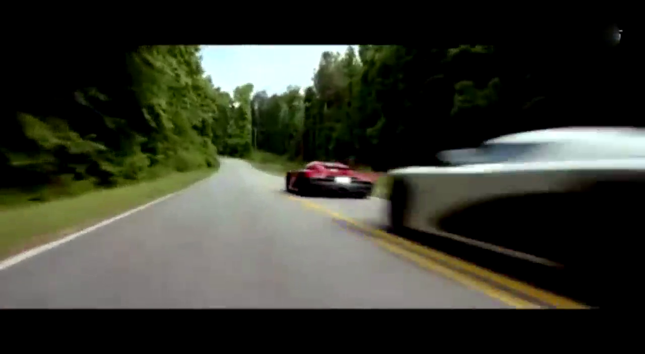 超级跑车在路上飙车，出车祸车毁人亡