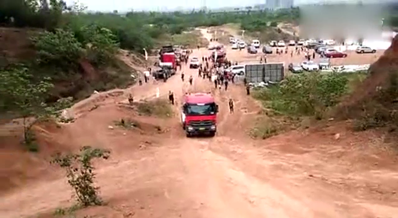 卡车空车爬坡也能遇到这么奇葩的打滑