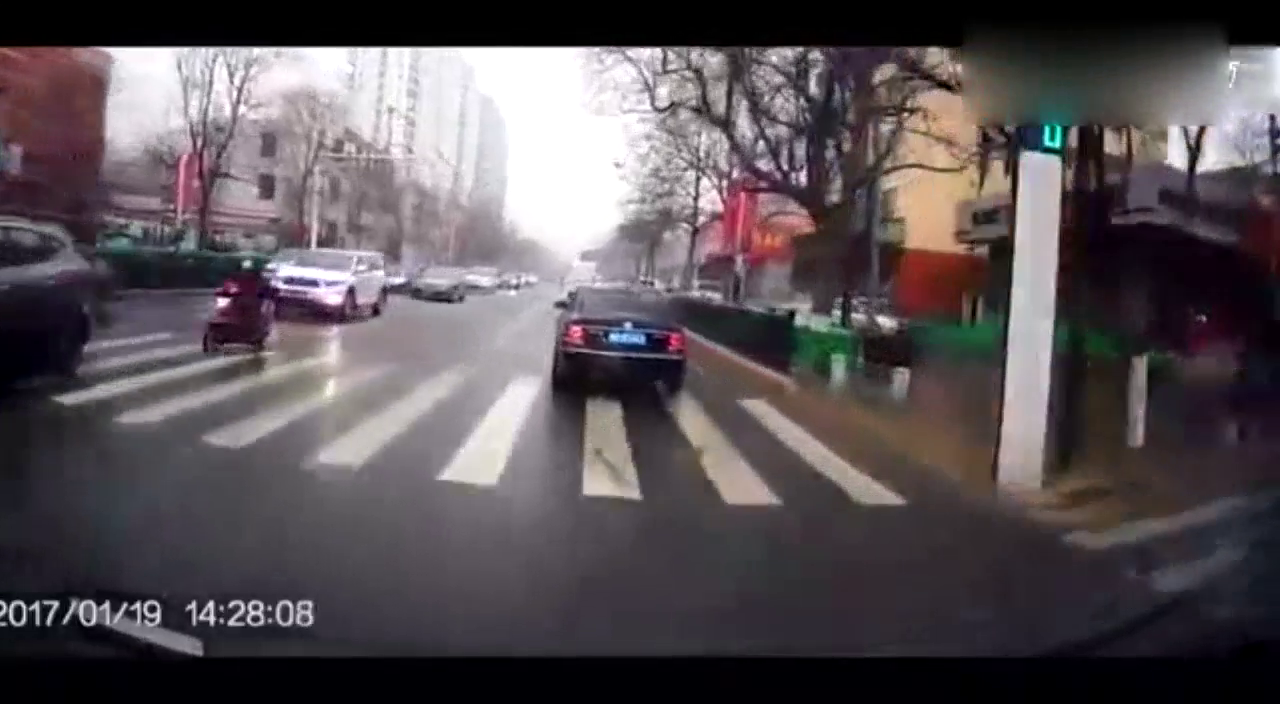 路上遇到逆行电动车，视频车不惯他毛病，直接怼上去了