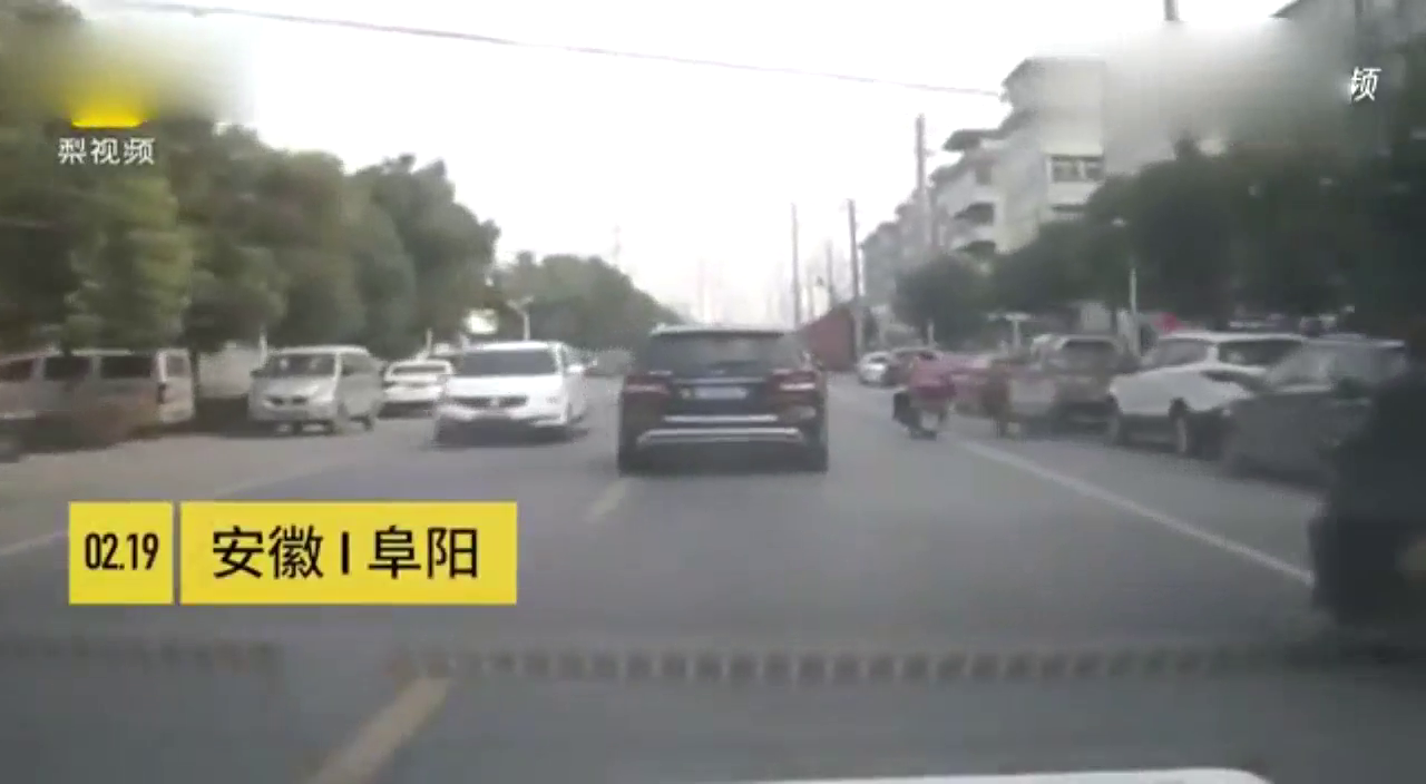 一个视频告诉你为什么开车要集中注意力，不拉这一把，电动车可惨