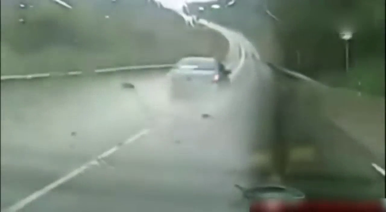 雨天在高速飙这么快被卡车撞成零件