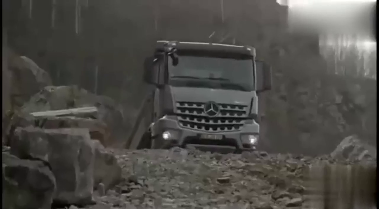 做了一个越野测试，才体会到奔驰卡车越野有多厉害！