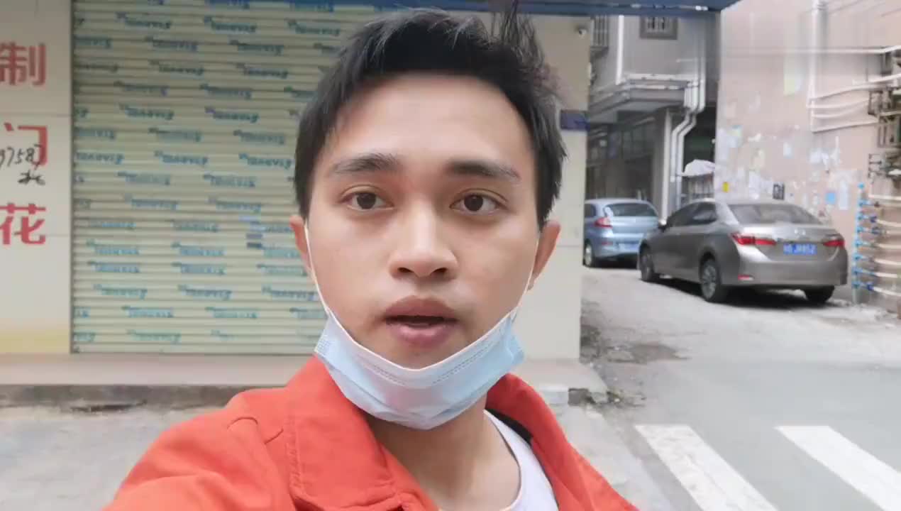 小伙在停车场看到一辆跑车车标有双翅膀看半天不懂啥车呢