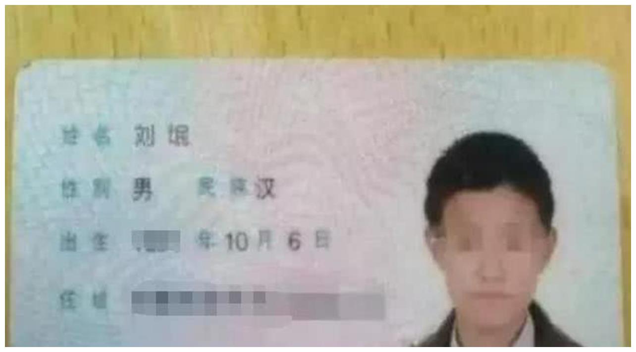 爸爸姓"戴",给儿子起名太奇葩,老师上课不敢点名:真叫