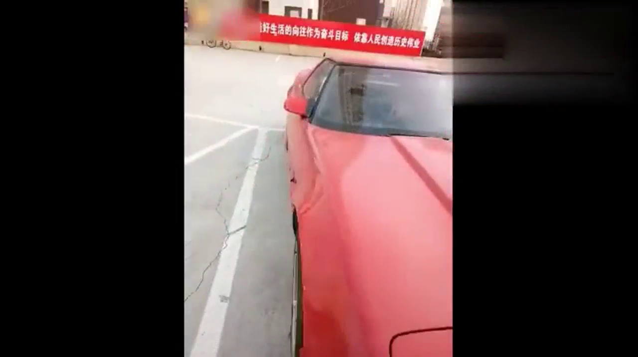 这台跑车最少有30年啦吧？关键标志我不认识