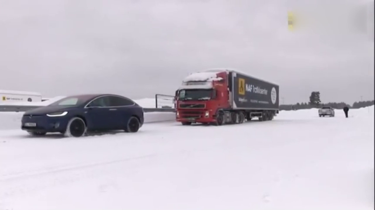 雪地救援大卡车，看完那刻才知道，特斯拉为啥会卖这么贵！