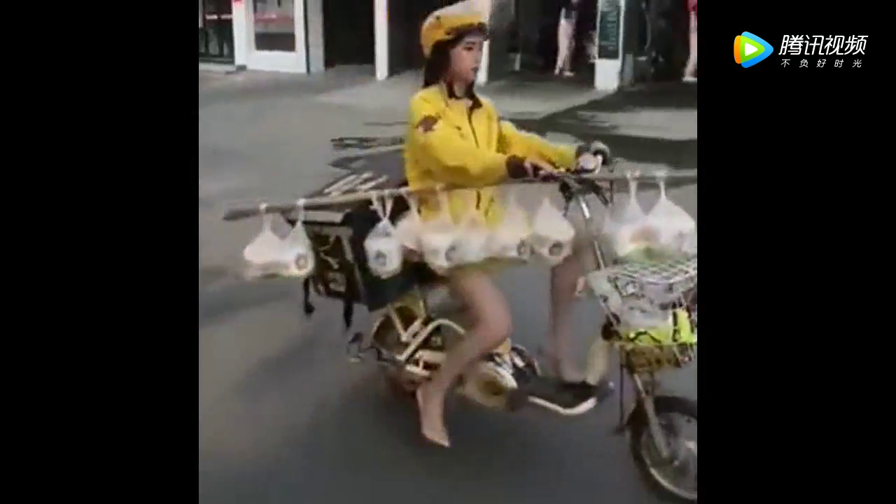 实拍 骑电动车送外卖的妹子，回头率有多高？