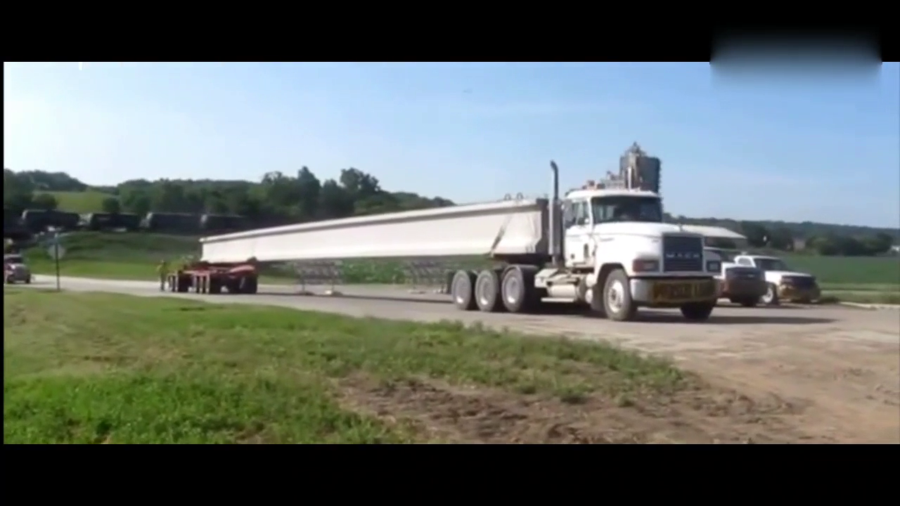 实拍：卡车把20米长的桥梁运的很稳