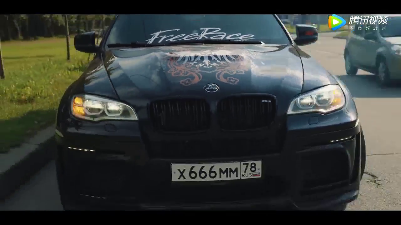 小伙将废旧卡车简单收拾一下，就要挑战宝马X6M，结果小伙很高兴