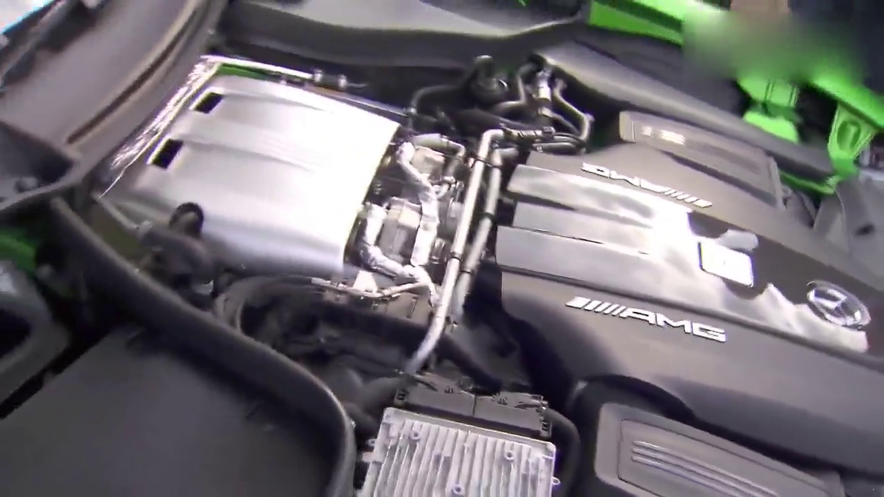 它被关押在车展铁笼子里 放出来就是匹野兽！