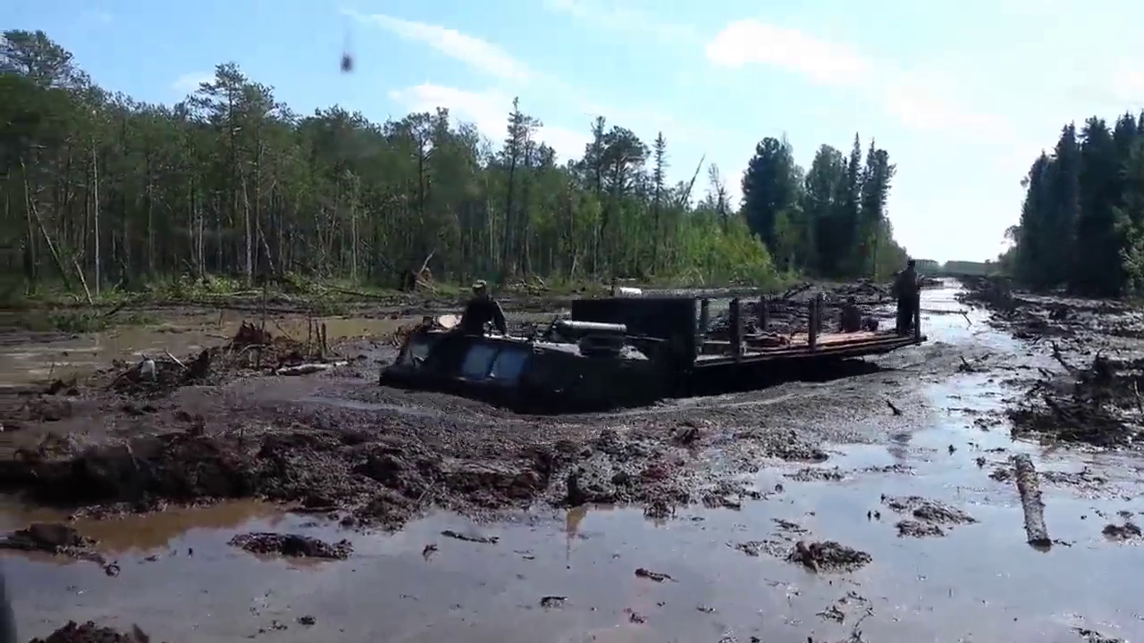 俄罗斯卡车西伯利亚荒原越野，淤泥2米深，反复尝试，无奈等救援